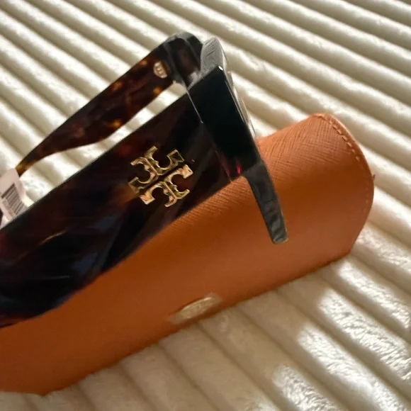 Tory Burch Tortoiseshell Frame with Brown Lenses and Orange Case - Picture 4 of 6